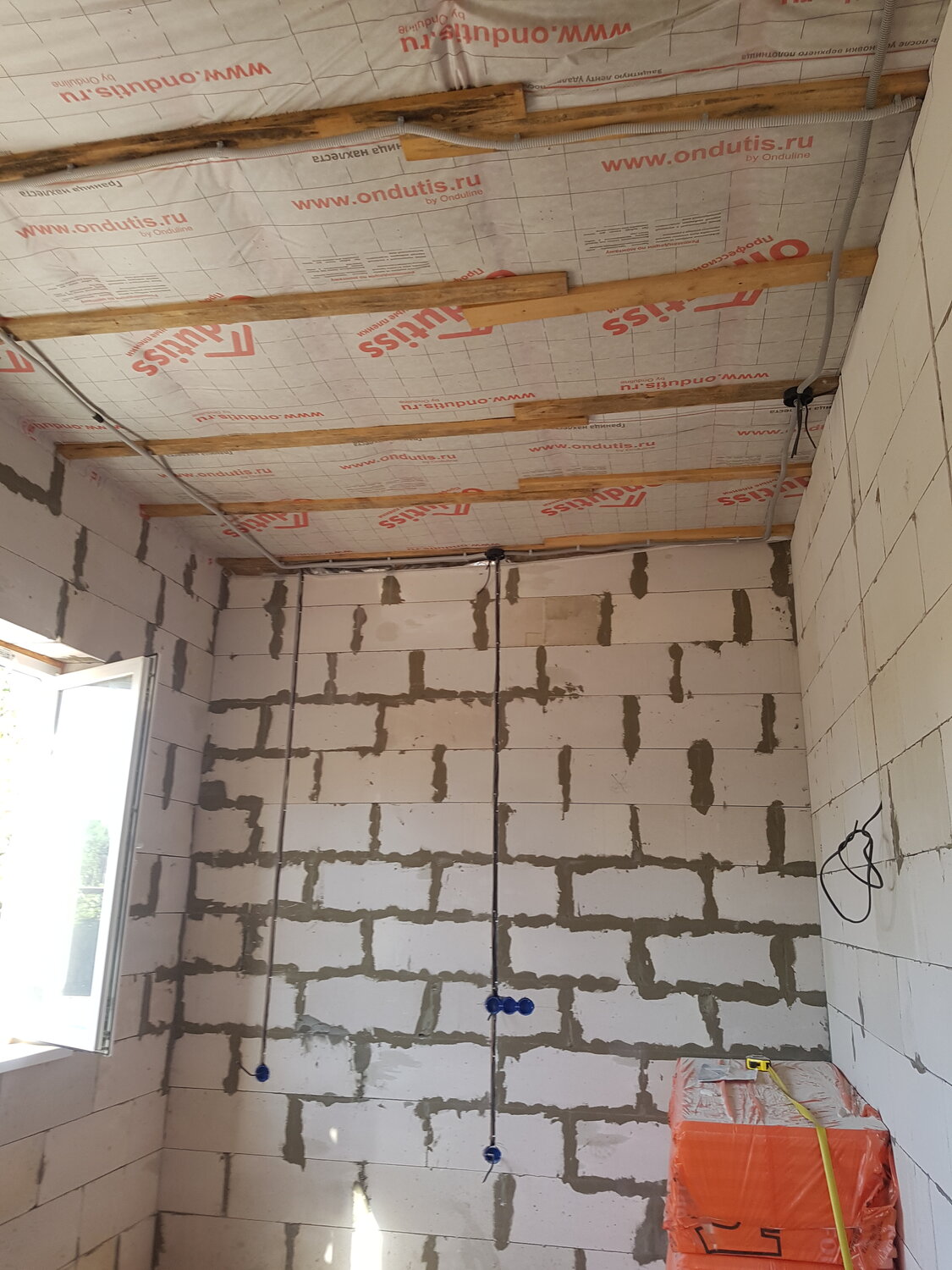 отделка потолка в доме из газобетона, черновая электрика, отделка дома из пеноблоков внутри, штукатурка стен из газоблока, электрика в доме