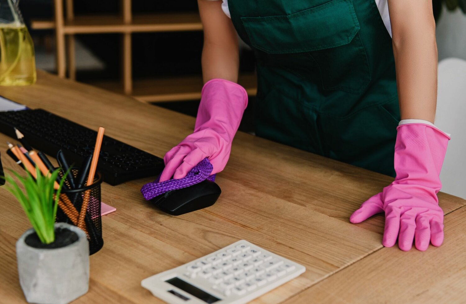 уборка, уборка помещений, уборка офиса, в резиновых перчатках, general cleaning