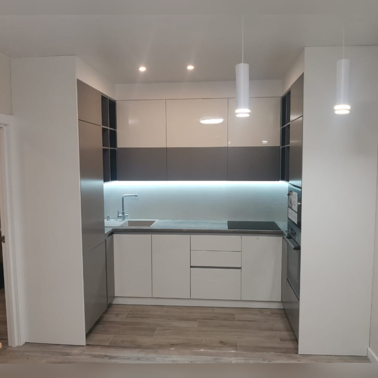 кухня п образная белый глянец, серая глянцевая кухня, белая кухня с пуш опен, кухня капучино с белым глянцем угловая, дизайн кухни