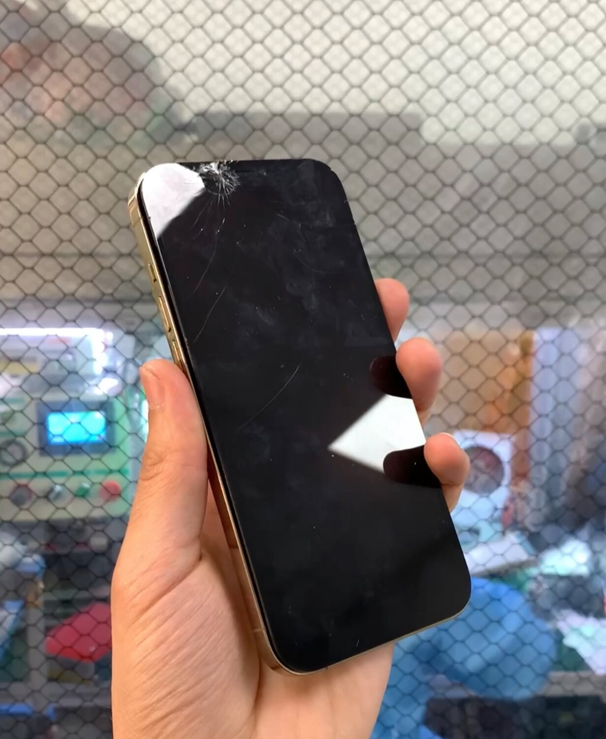разбитый айфон 11, разбитый айфон, iphone, смартфон, сломанный смартфон