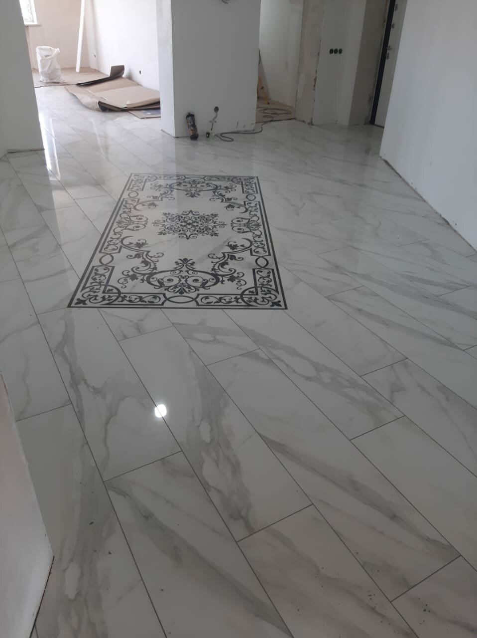 напольная плитка, керамогранит, плитка со смещением на 1/3 на полу в ванной, укладка керамогранита 60*60 merida, пол