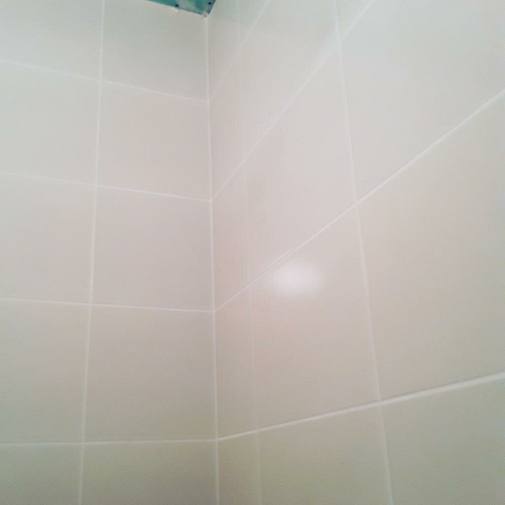 затирка белая, разнотон плитки, плитка от застройщика 15*30, керамическая плитка, углы плитки в ванной