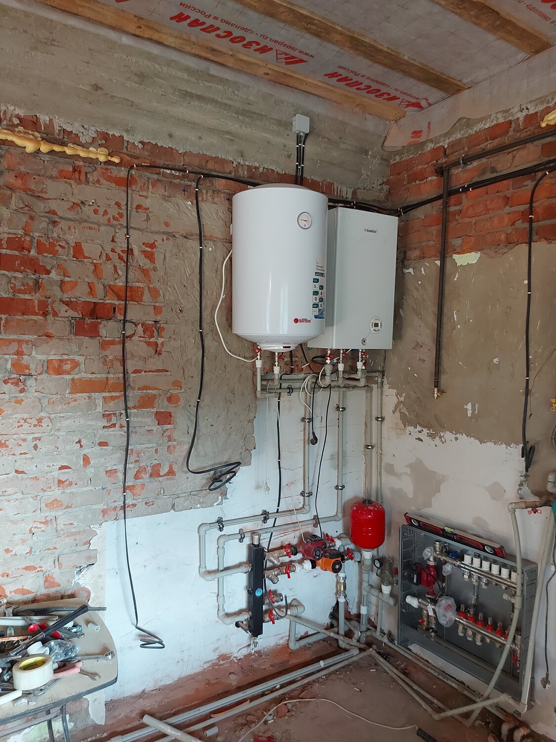 газовый котел в новостройке, система отопления в квартире с газовым котлом, котельная в частном доме с газовым котлом и бойлером, газовый котел 3 квт для сжиженного газа, газовый котел без водопровода