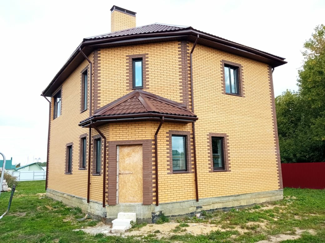 коттедж, загородный дом, коттедж из кирпича, дом, дом из желтого кирпича с эркером