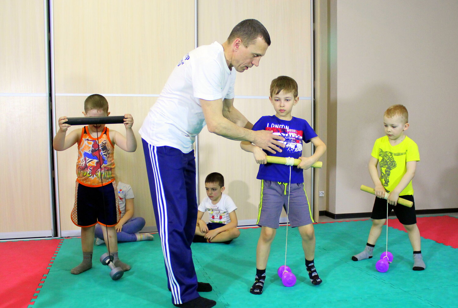 для детей, детский тренер, спортивная, спортивный клуб, спортивный зал