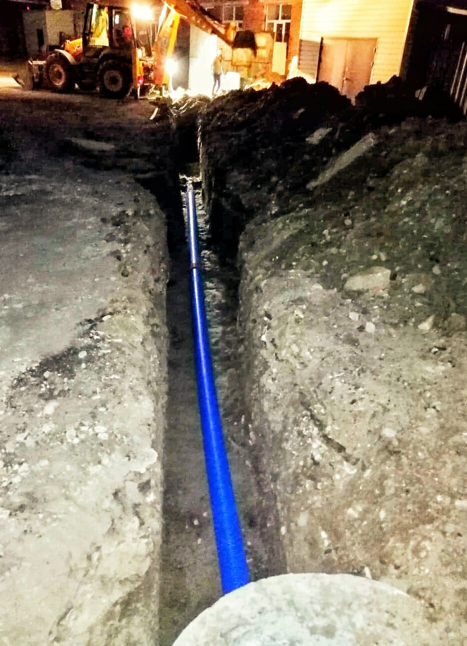 пнд 32 газопровода траншея, горизонтальный участок водопровода, прокладка водопровода в дом, прокол под землей для водопровода, водопровод