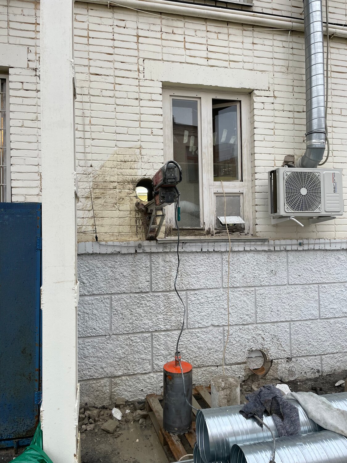 домик для голубя на балконе, здание, в доме, улица, на балконе