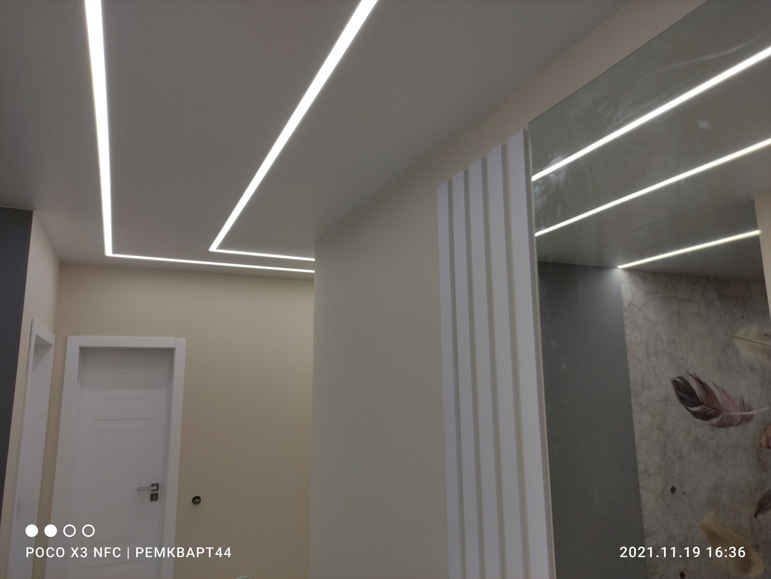 световые линии на натяжном потолке, световые линии на потолке, световые линии, световые линии конструкция, перекрестные световые линии на потолке