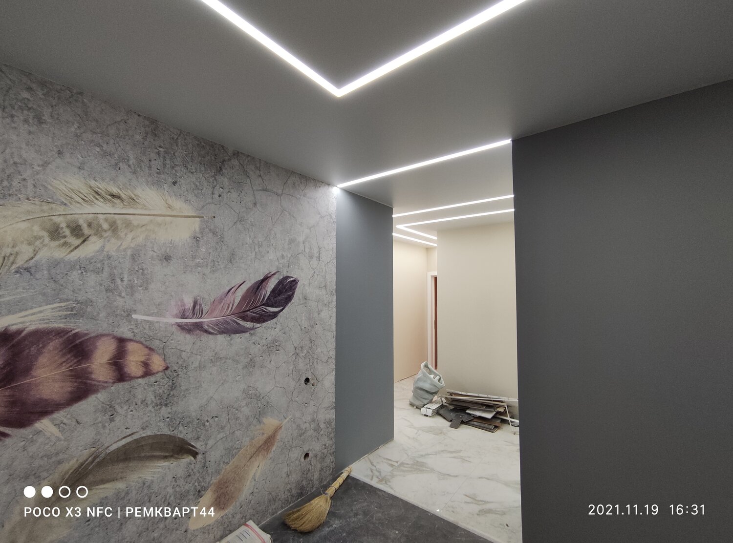 потолок, интерьер, парящие линии в коридоре, парящий потолок, дизайн интерьера