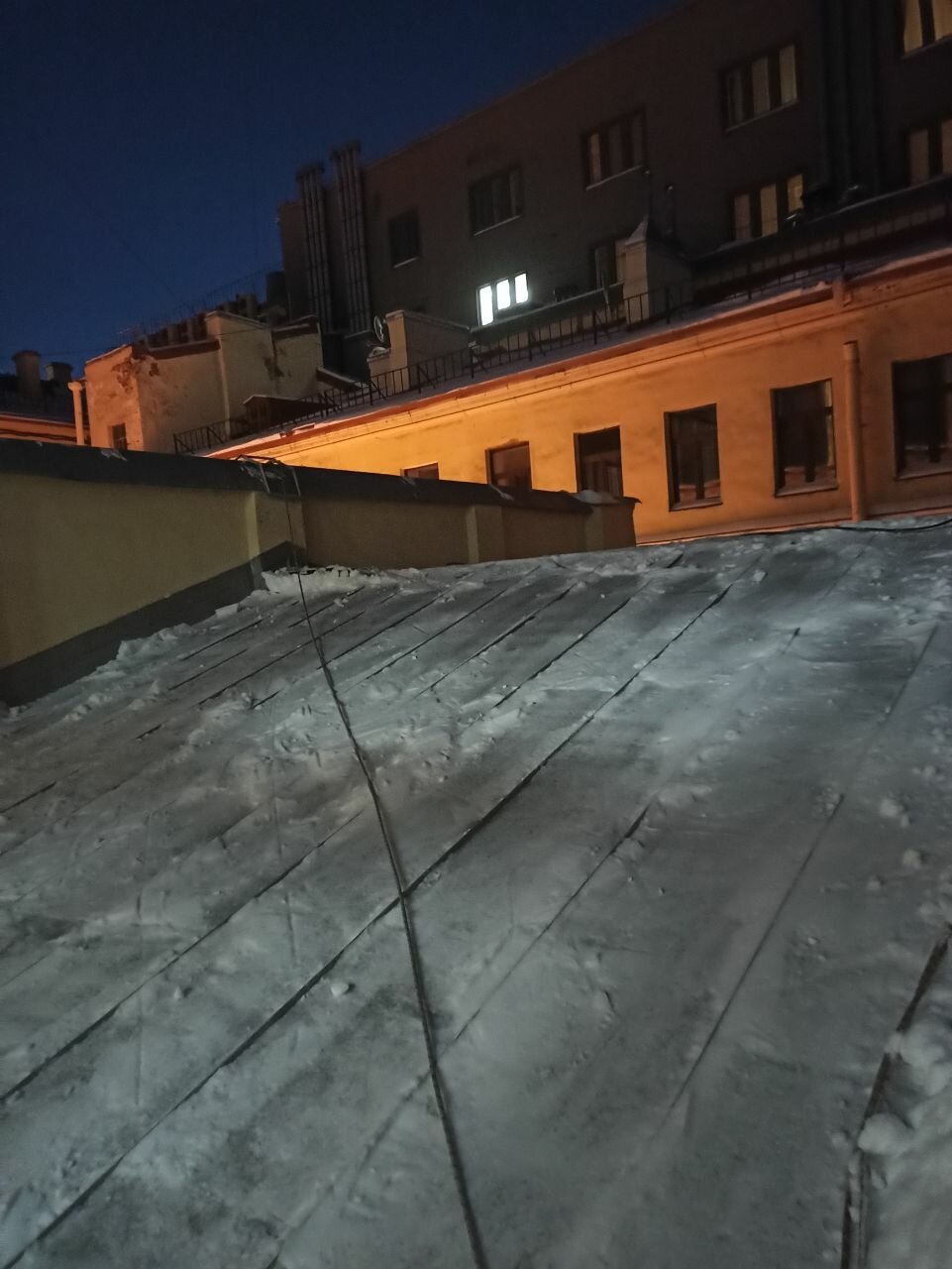 кровля, крыша, мягкая кровля старая, снег на крыше, снег на крышах петербург