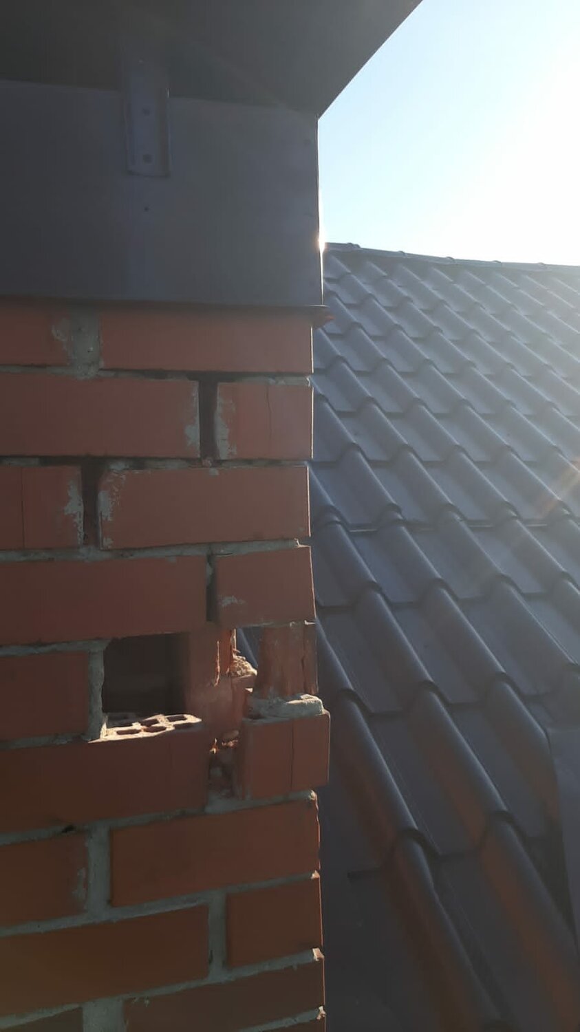 планка примыкания вокруг трубы, планка примыкания к вентшахте, печная труба на крыше, планка примыкания вентканалы профлистом, дымоход на крыше