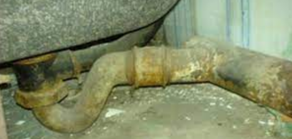 старый чугунный сифон под ванной, старый чугунный сифон, чугунный сифон под ванной, старые чугунные трубы канализации, сифон для чугунной ванны