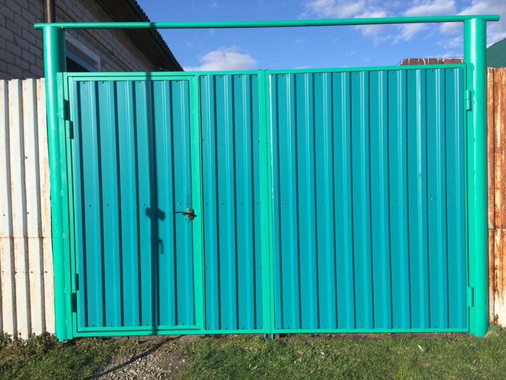 забор из профлиста, забор из профнастила, забор из профлиста зеленый, клепаем забор из профнастила, профнастил забор