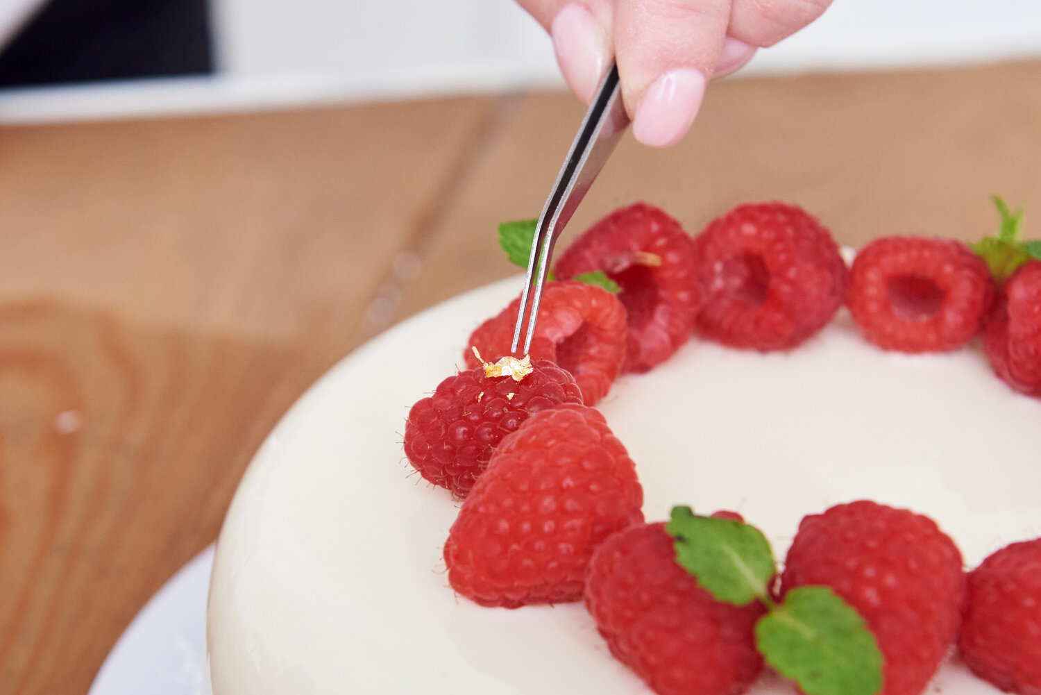 малина, малина в тарелке, клубника, десерты, клубничная