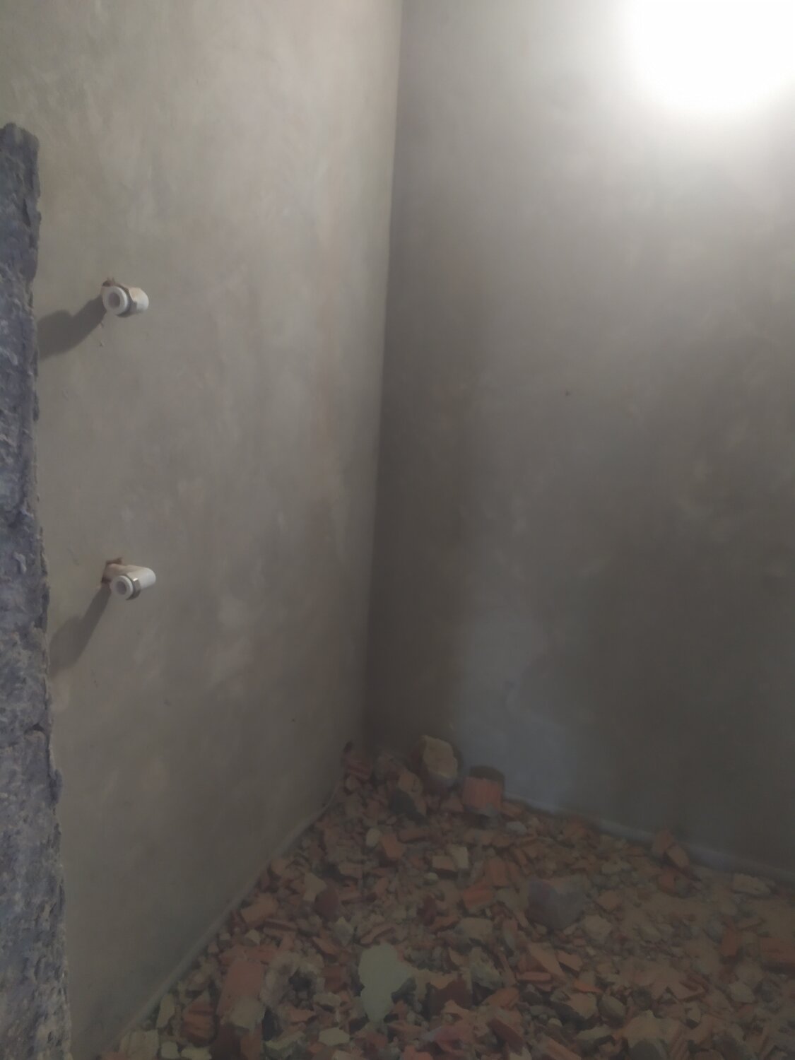 черновая отделка, санузел в черновой отделке, плитка на полу в ванной, квартира с черновой отделкой, штукатурка подвального помещения