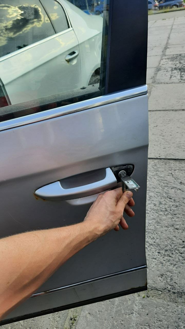 аварийное вскрытие автомобиля, дверь автомобиля, захлопнулась дверь в авто, вскрытие авто, вставление ключей в дверь от авто