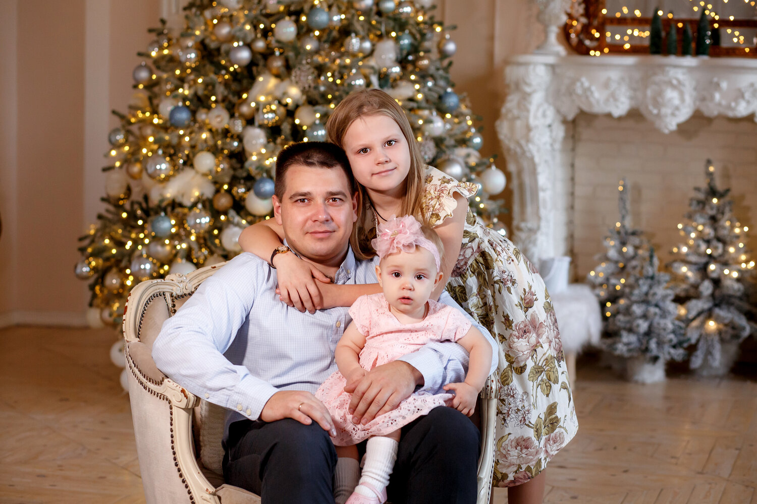 фотосессия семейная новогодняя, фотосессия семейная, новогодние фотосессии, фотосессия новогодняя в розовых тонах семьёй, фотографии семейные
