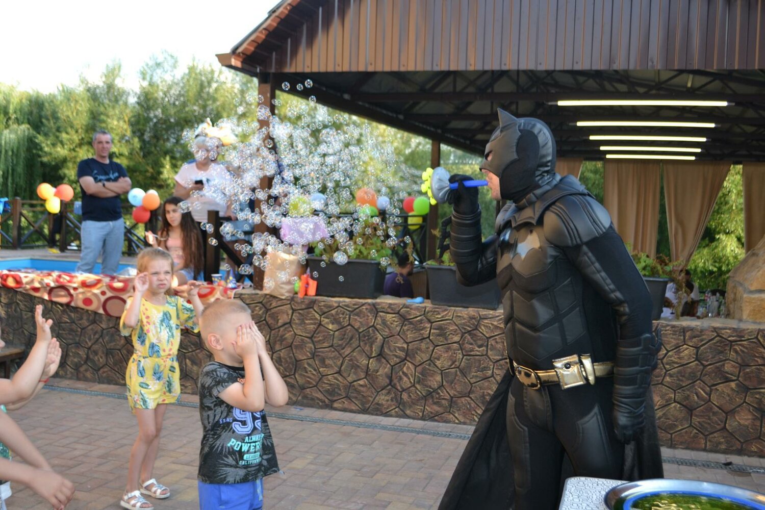 batman cosplay, бэтмен аниматор, бэтмен, бэтмен косплей карлика, костюм бэтмена