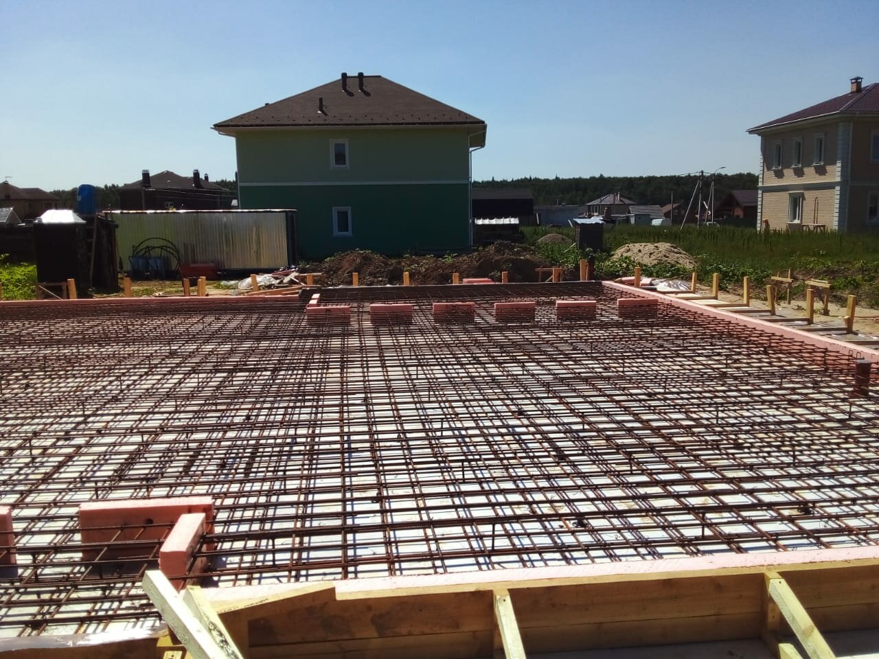 Установка монолитной плиты фундамента