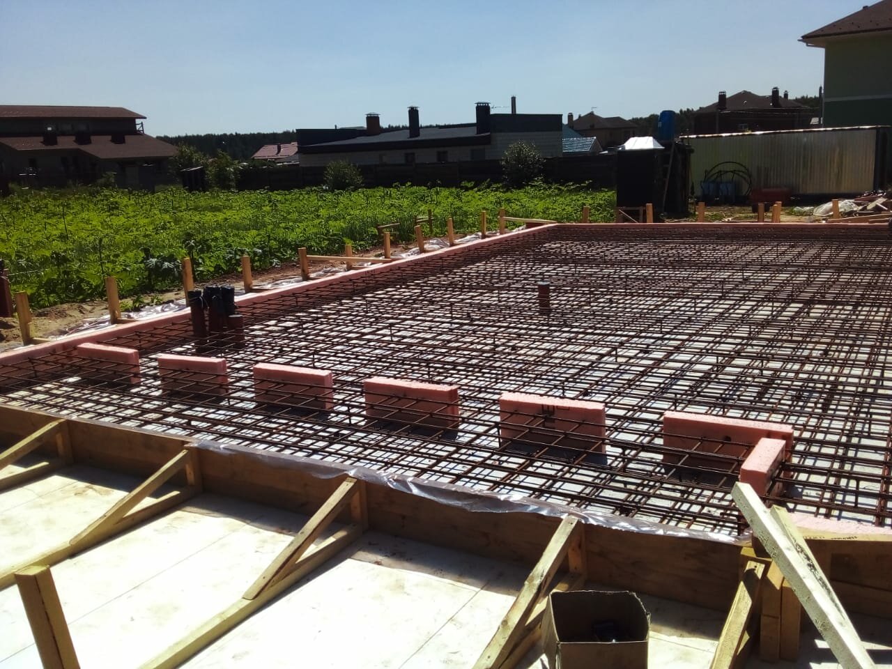 Установка монолитной плиты фундамента