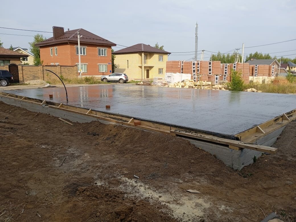 Установка монолитной плиты фундамента