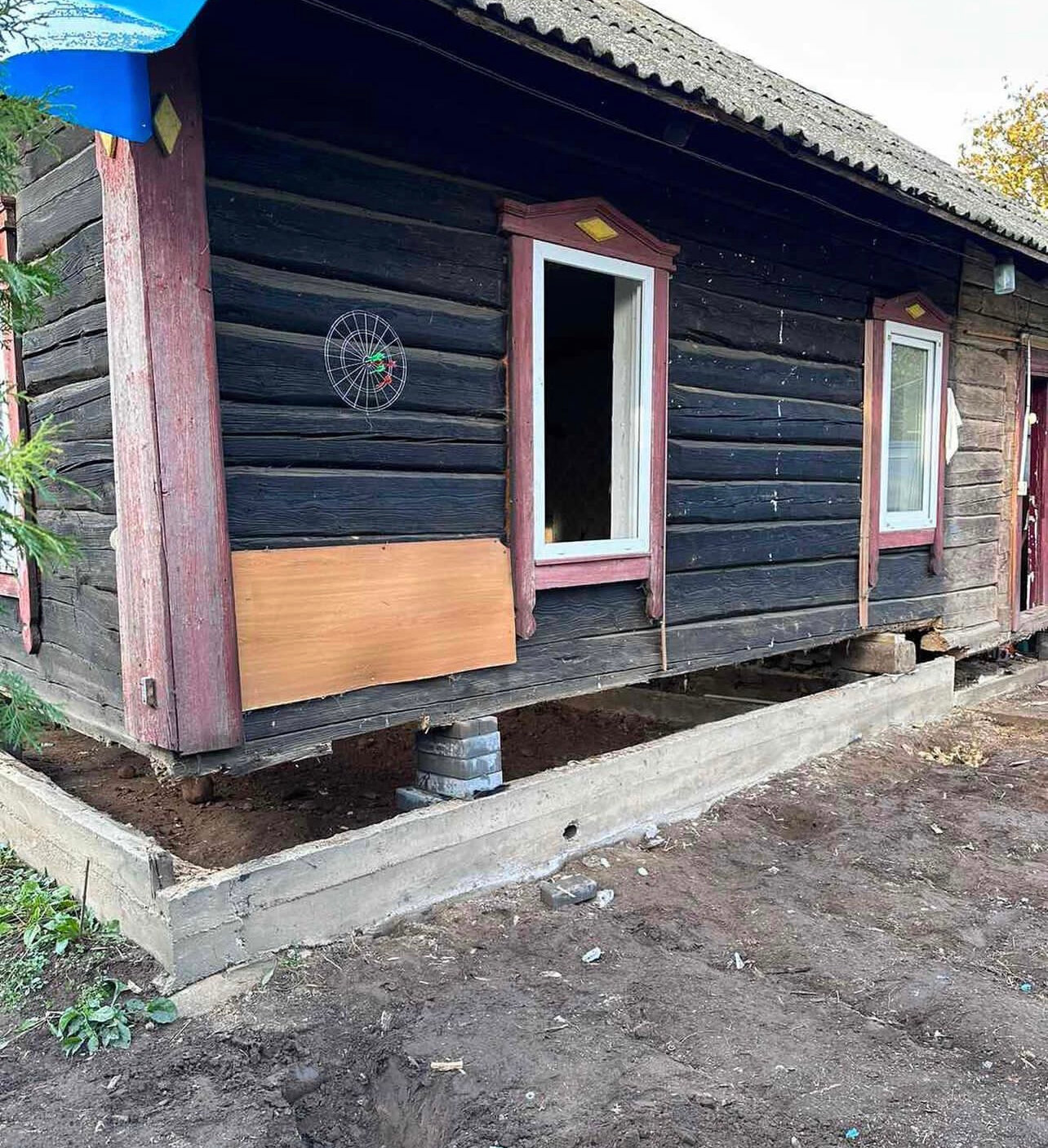 фундамент в деревенском доме, фундамент деревянного дома, дом фундамент, фундамент под деревянный дом, подъем деревенского дома на фундамент