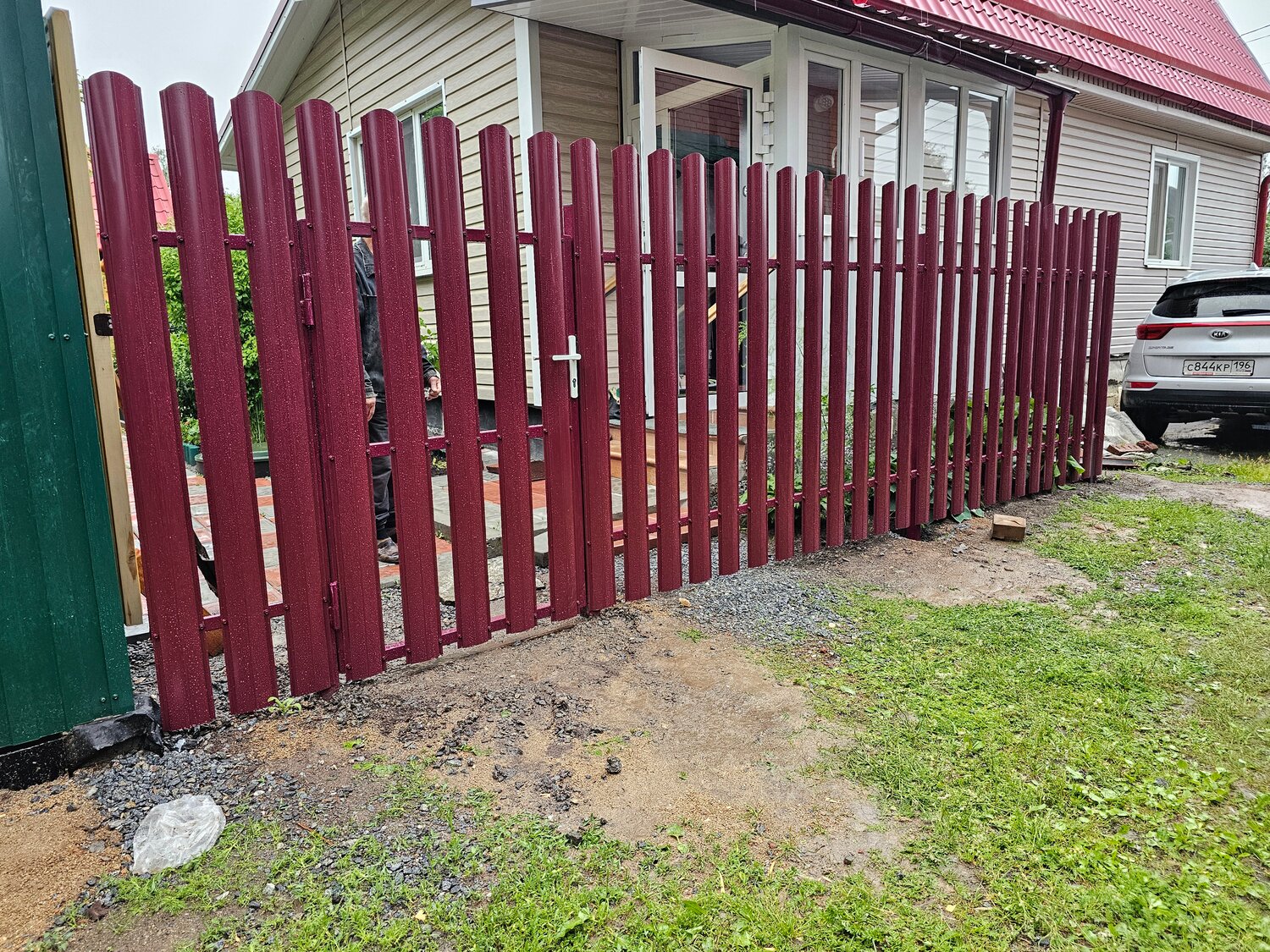 металлический штакетник для забора, забор из евроштакетника, заборы из металлического штакетника, забор из штакетника, забор штакетник