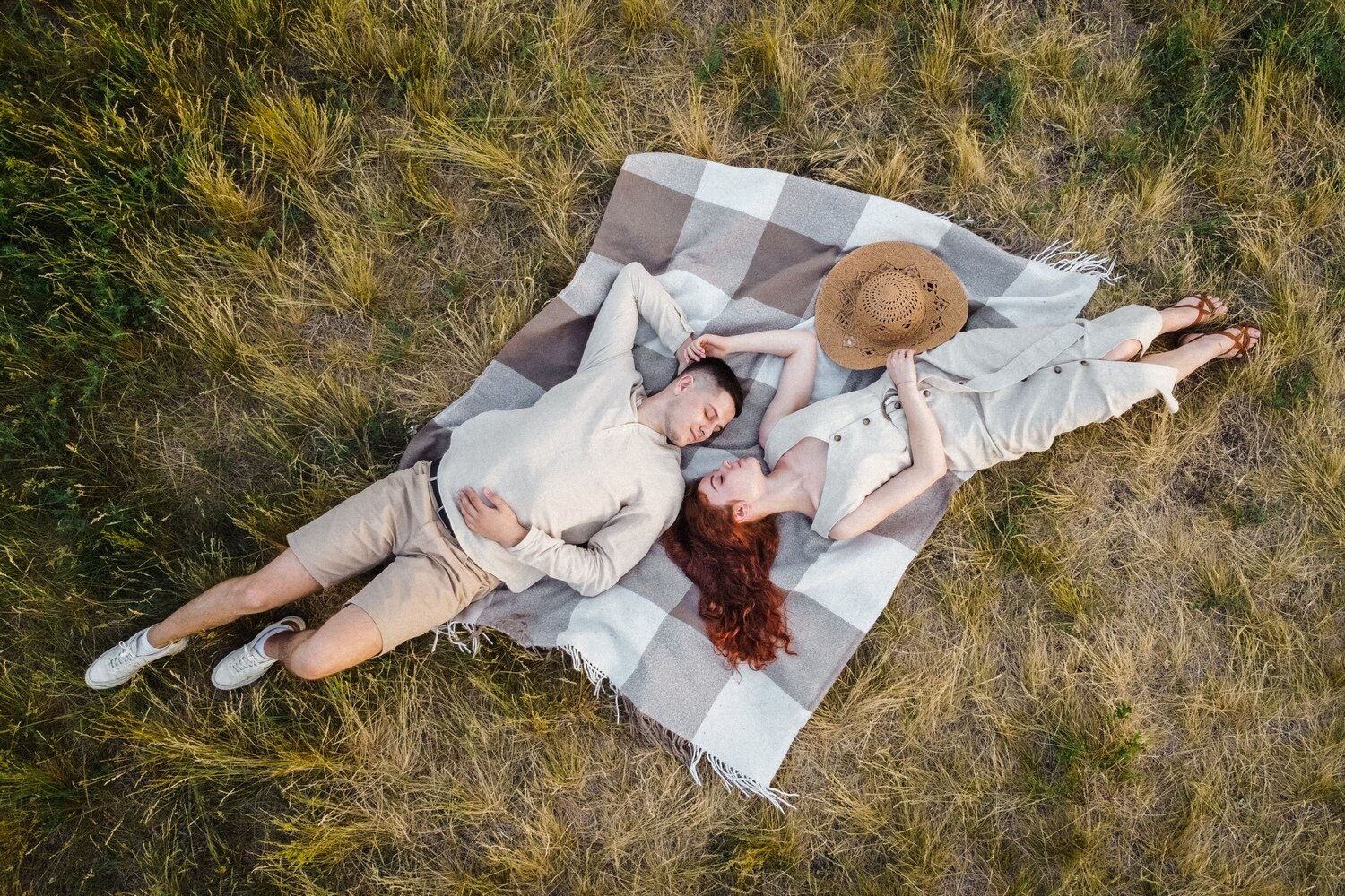 человек, люди, двое лежат на траве вид сверху, фотосессия love story, фотосессия