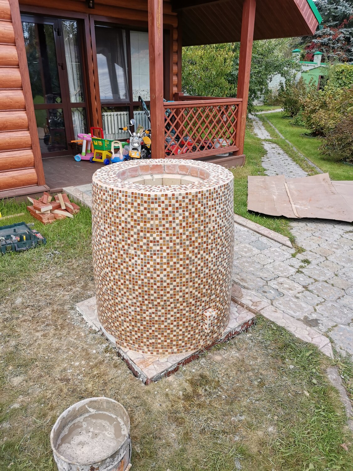 круглый каменный колодец, домик для колодца каменный, монолит 600 урна, колодец габион, тандыр из кирпича