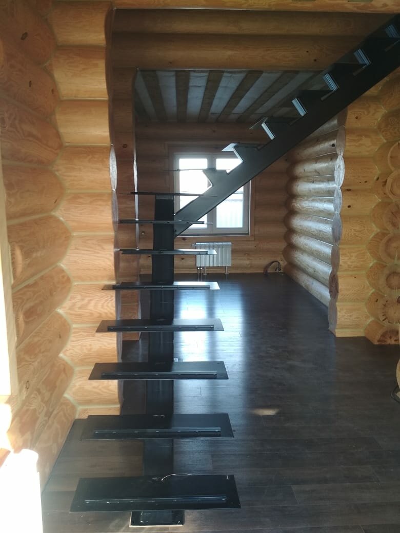 лестницы в деревянном доме, лестницы в частном доме, лестница в бревенчатом доме, лестница на деревянном монокосоуре, железная лестница в срубе