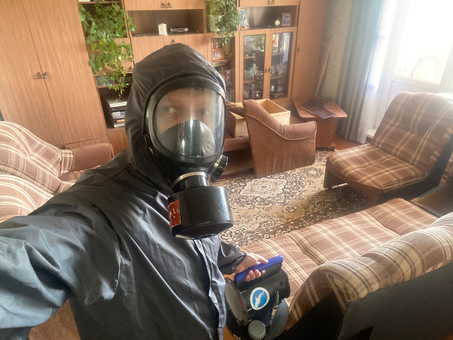 человек, противогаз, вместо лиц противогазы, лицо, дезинсекция