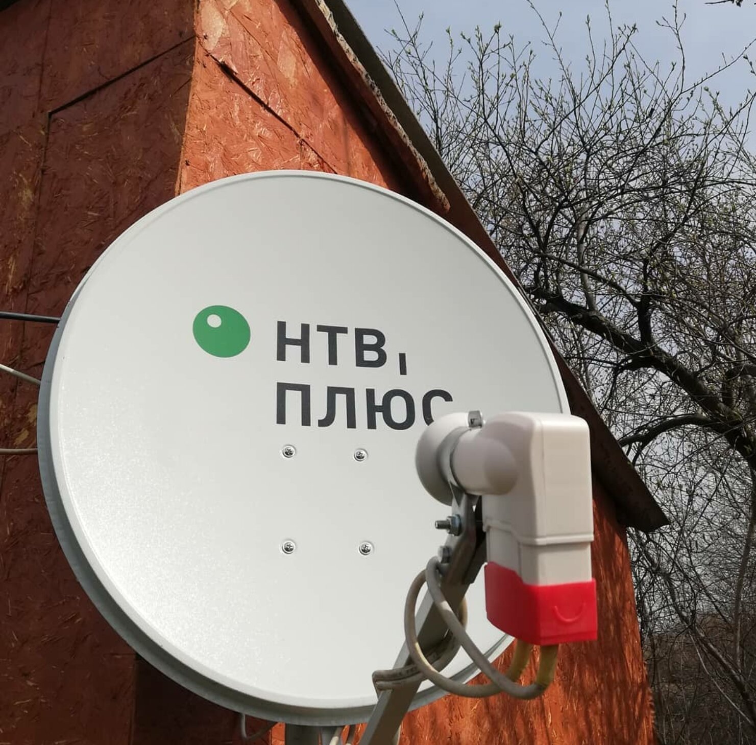 спутниковая тарелка нтв плюс, спутниковая тарелка нтв+, спутниковая антенна нтв плюс, спутниковая антенна, нтв плюс антенна на доме
