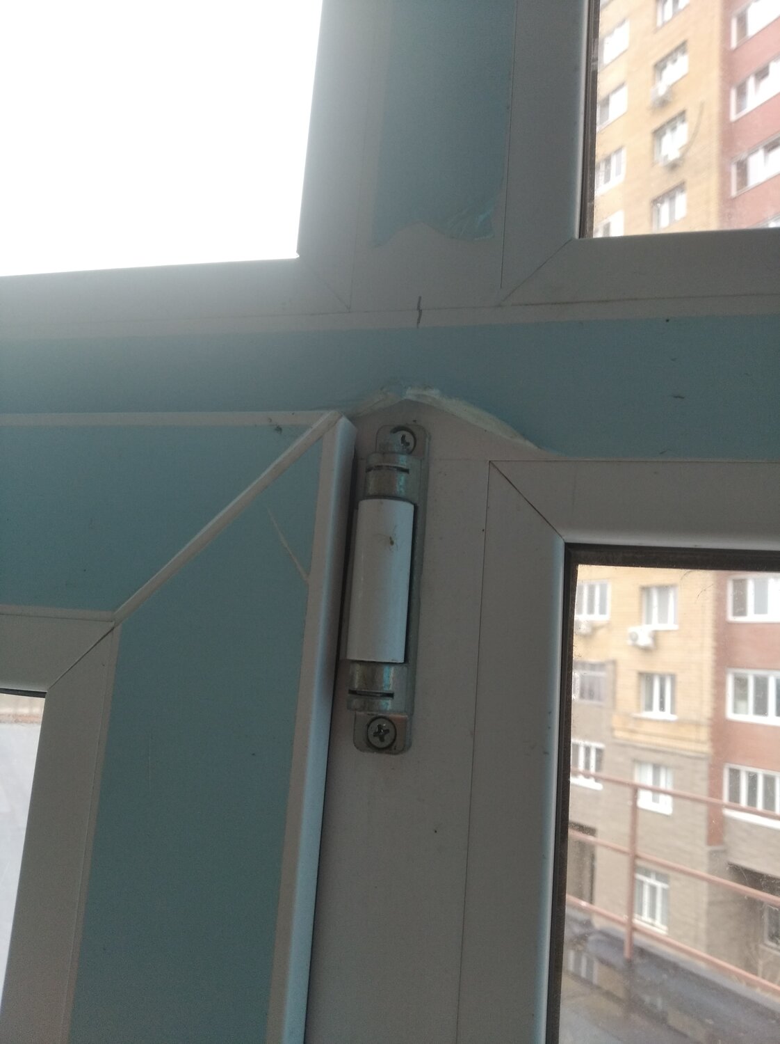 окна, угловое крепление для пластиковых окон на балконе, пластиковое окно, сломанное пластиковое окно, магниты для окон для проветривания