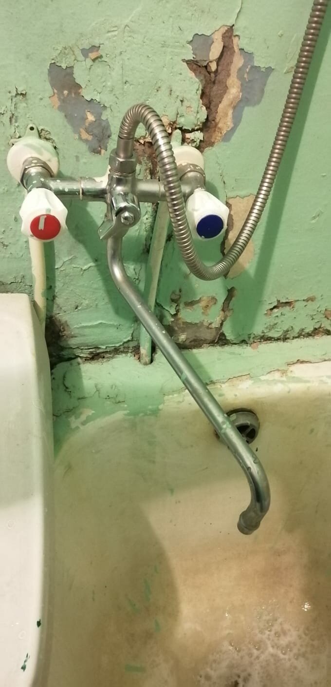 отвалился кран от смесителя от ржавчины, смеситель для ванны, смеситель, сломанный смеситель в ванной, капает с гусака смесителя в ванной