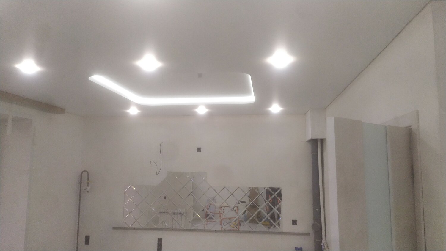 натяжные потолки 2 уровневые кухня гостиная, потолок, двухуровневые потолки, освещение, двухуровневые натяжные потолки в зал