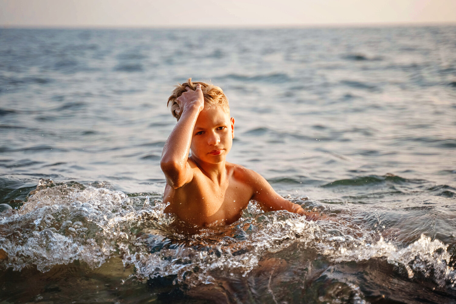 дети море брызги, море, люди купаются в море, девочка купается в море, ребёнок