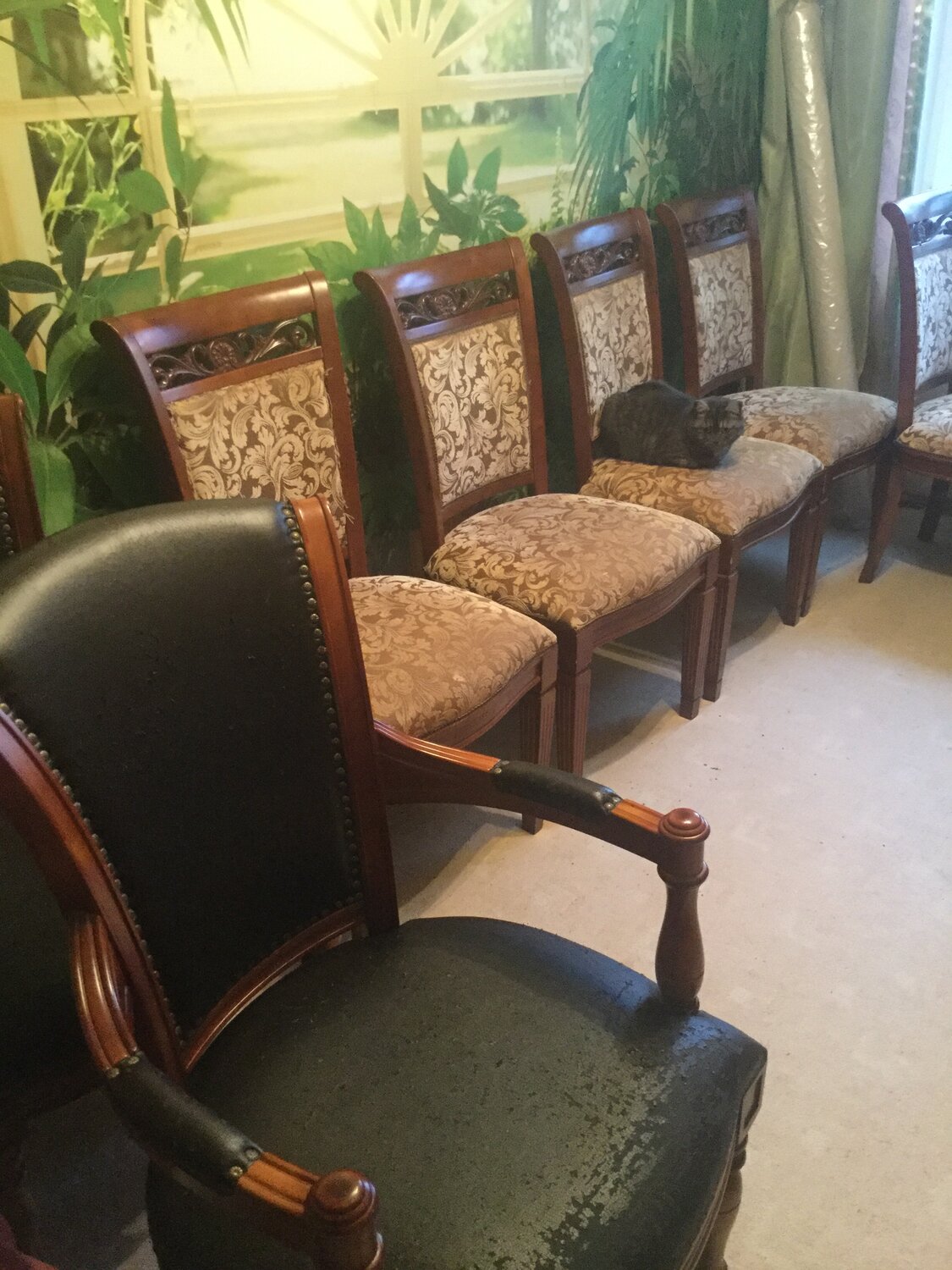 Перетяжка старого кресла с деревянными подлокотниками советского образца