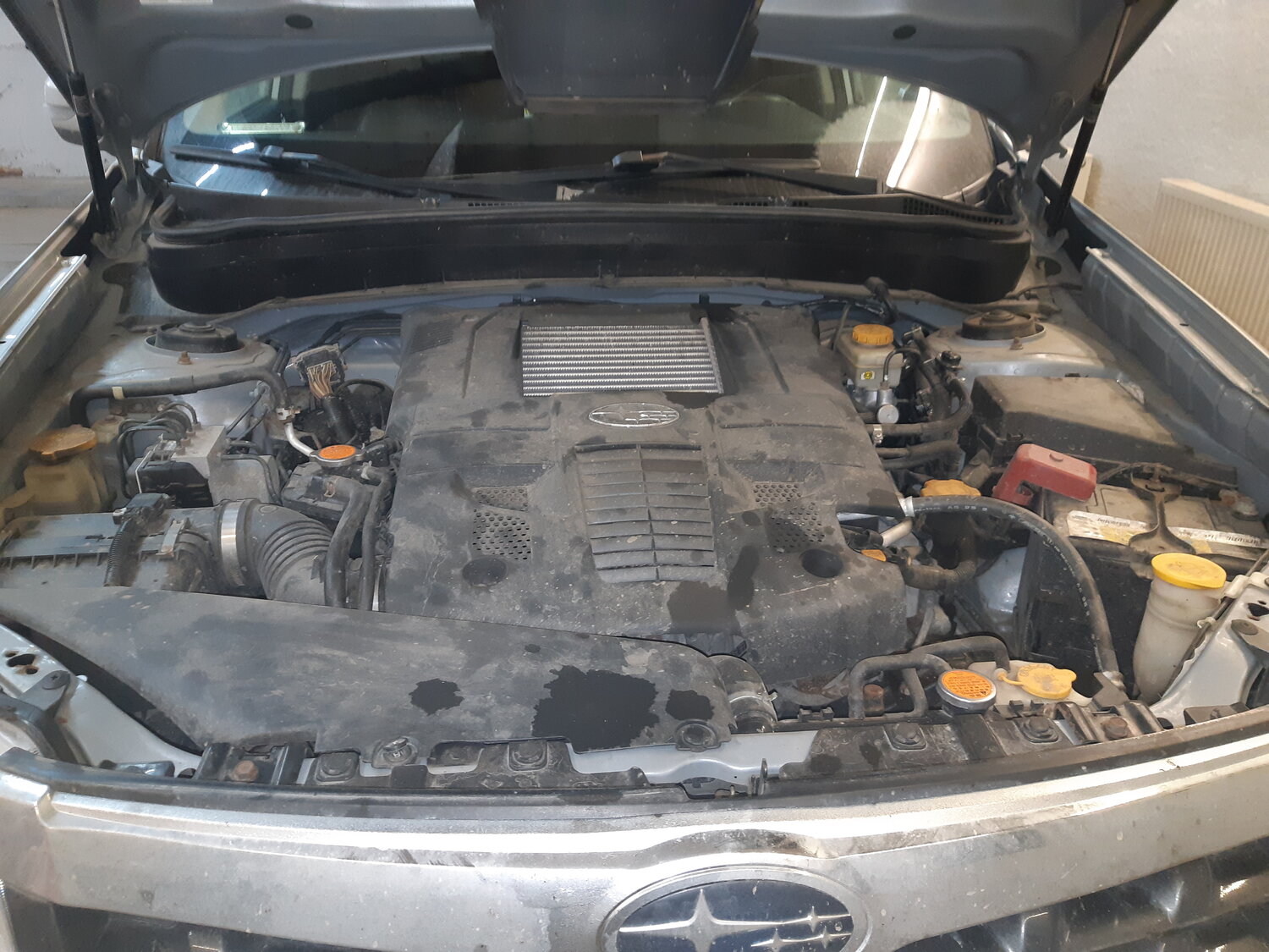 subaru outback lancaster 3.0 подкапотное, гбо subaru outback 2.5, аккумулятор субару форестер sh, subaru forester, распорка ultra racing subaru impreza