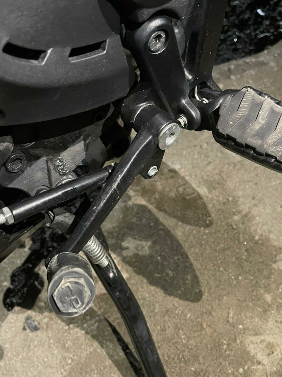 мотоцикл, болт со втулкой на центральную подножку бмв f800r, bajaj pulsar ns200 центральная подножка, удлинитель лапки кпп мотоцикла v-strom 650