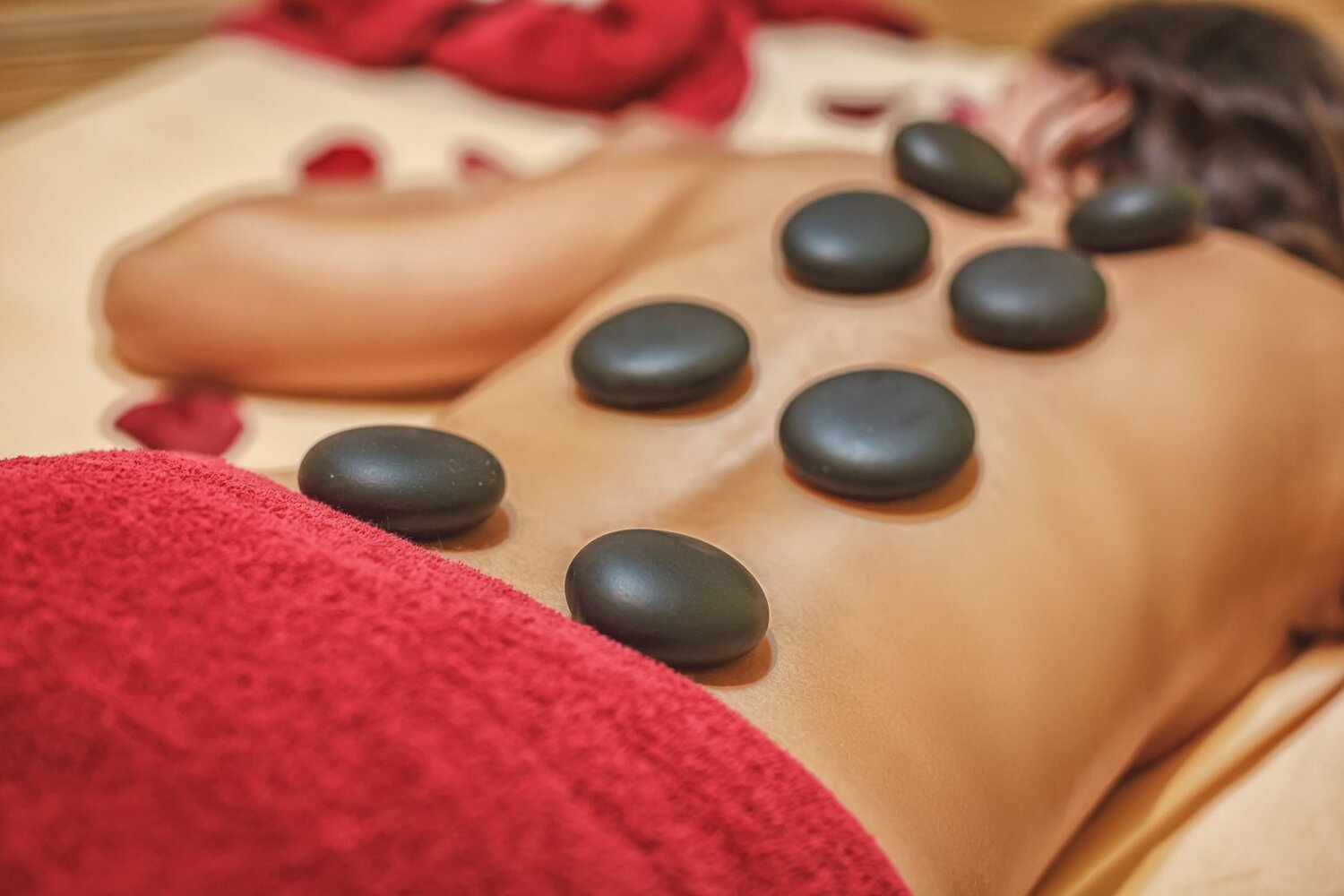 массаж горячими камнями (stone massage), стоун терапия, стоунтерапия, массаж камнями, эзакерит стоунтерапия