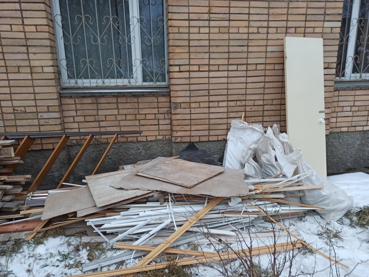 здание, реконструкция домов, обрушение кровли зданий в школе, демонтаж домов вручную, крыши домов и тротуары заваливала листва