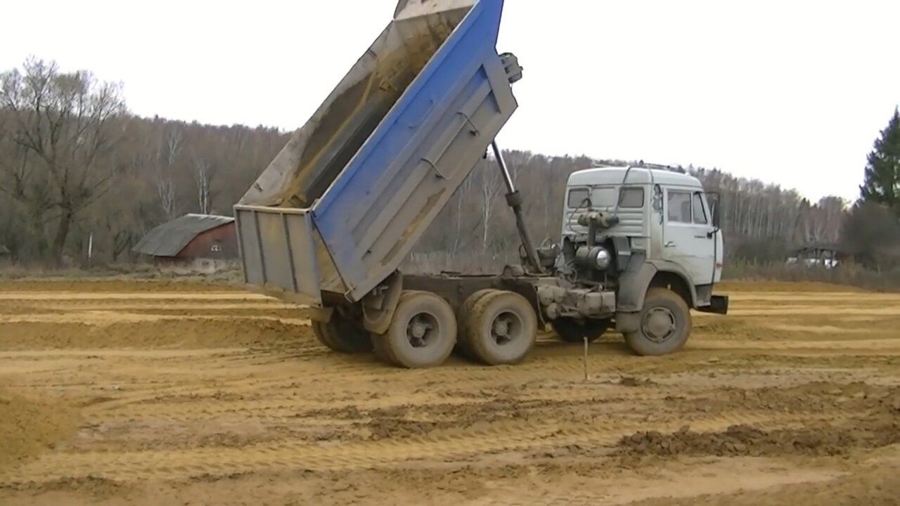 камаз 55111 чернозем, камаз, маз 5516 самосвал, камаз разгружается, камаз 55111 в грязи