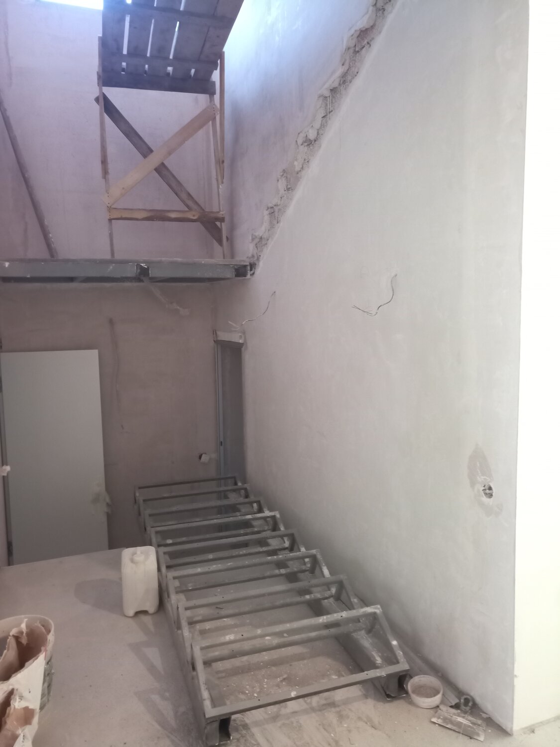 лестница на металлокаркасе, металлическая лестница в цокольный этаж, металлическая лестница, сварка металлических лестниц, лестница