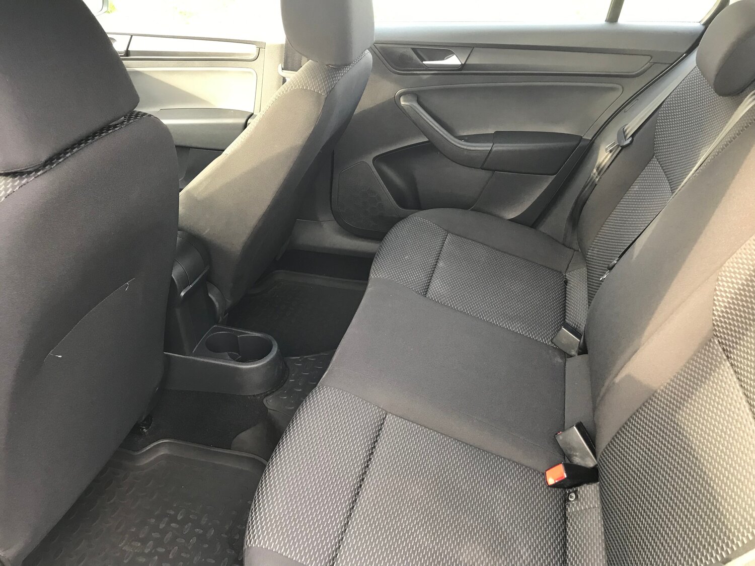 тойота королла 180 салон задний ряд, датсун ми-до салон сзади, avensis 1 салон задний ряд, киа рио 3 салон задний ряд, Volkswagen Golf R VI