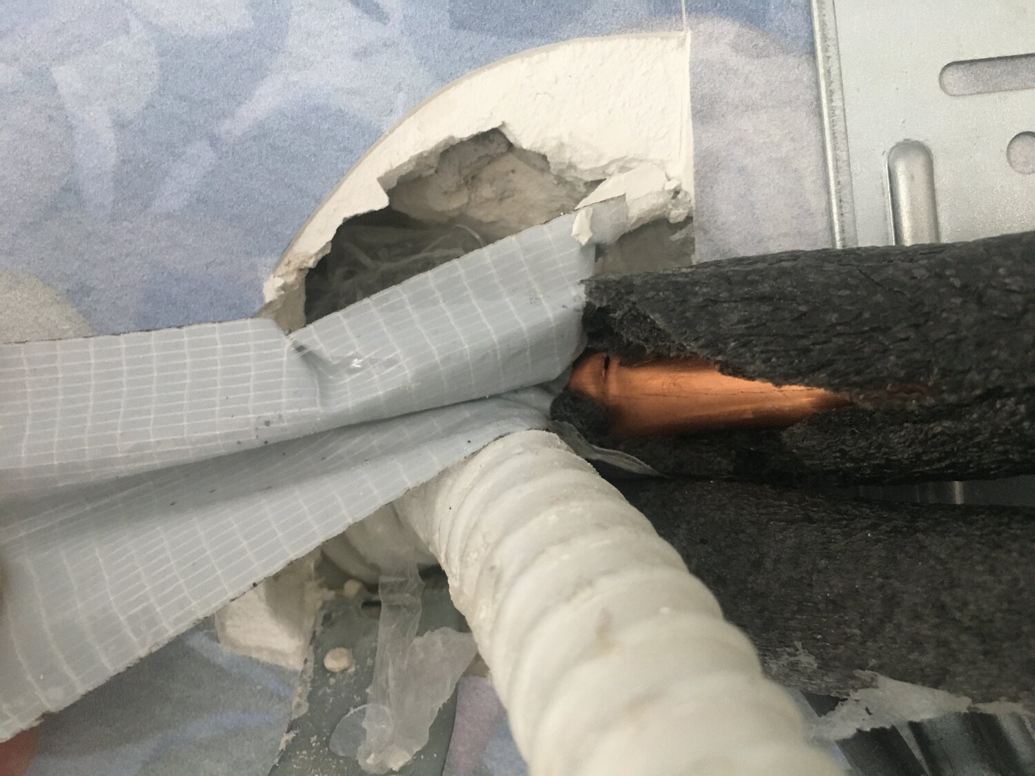 дренажная трубка внутреннего блока сплит системы, залом трассы кондиционера, трубка конденсата кондиционера, кондиционер, обмотка труб кондиционера