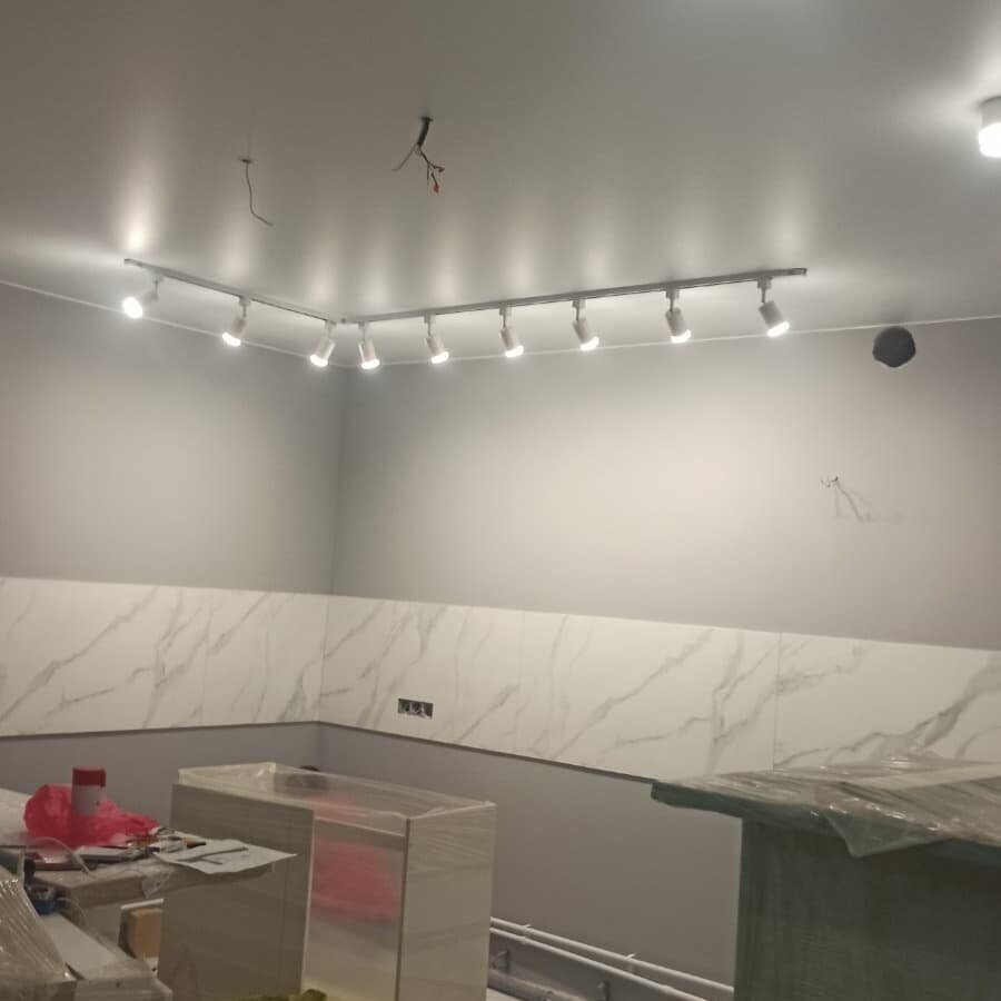 освещение, потолок, натяжной потолок, двухуровневые потолки, белый натяжной потолок с подсветкой