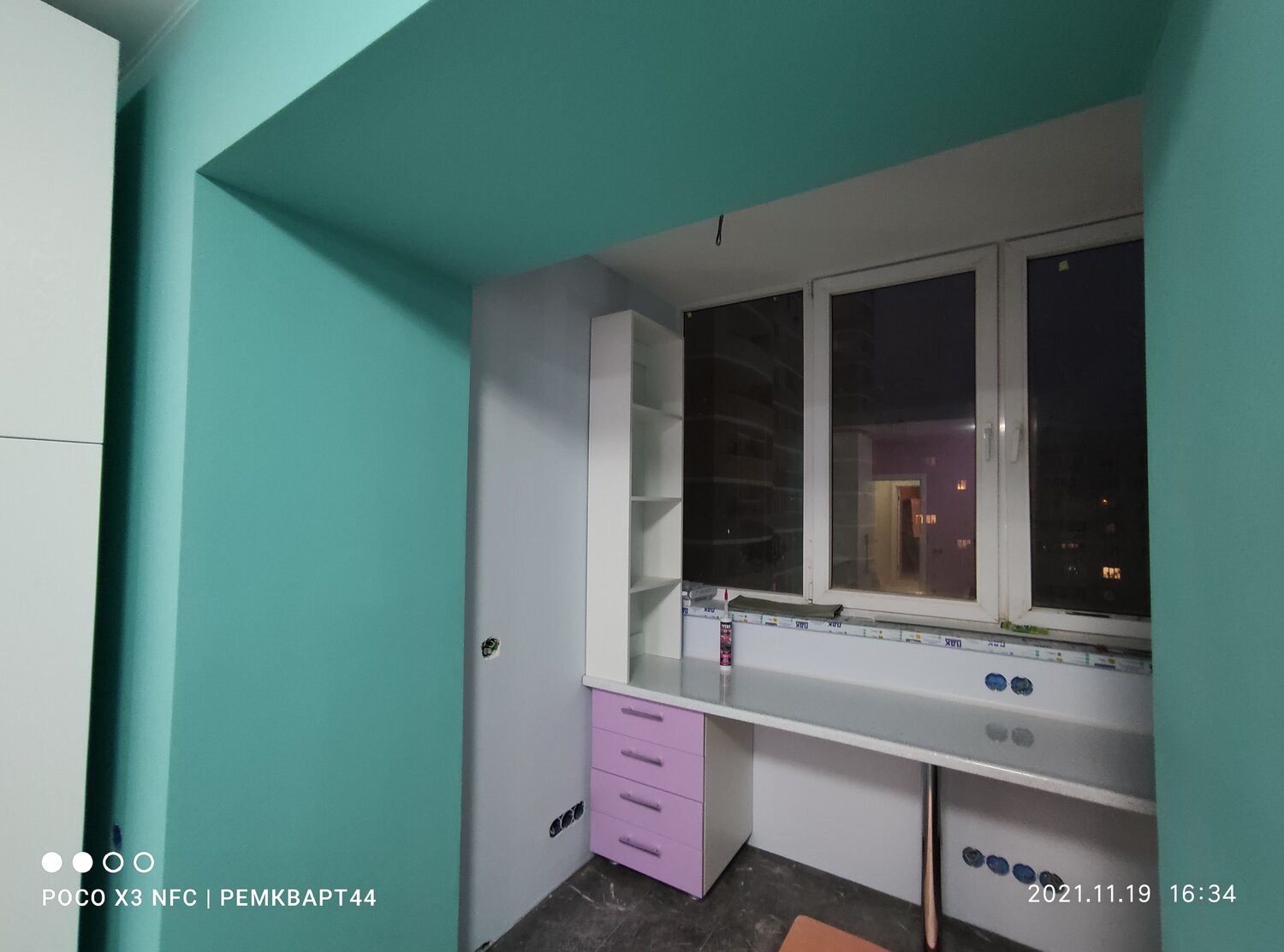 шкафы у окна в детской комнате со столом, мебель, шкаф у окна со столом, шкаф возле окна в детской, детская стол у окна