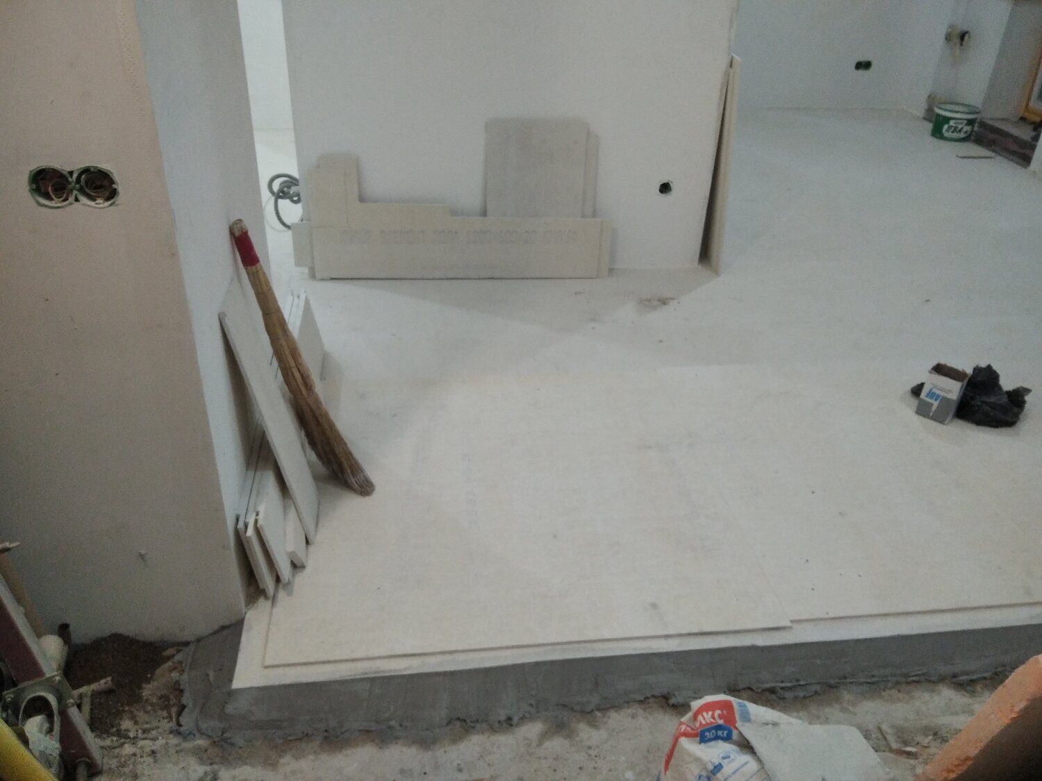 укладка пола с выходом на стену, укладка плитки на пол своими руками для начинающих в коридоре, стяжка пола, напольное покрытие, стяжки сухой стяжки