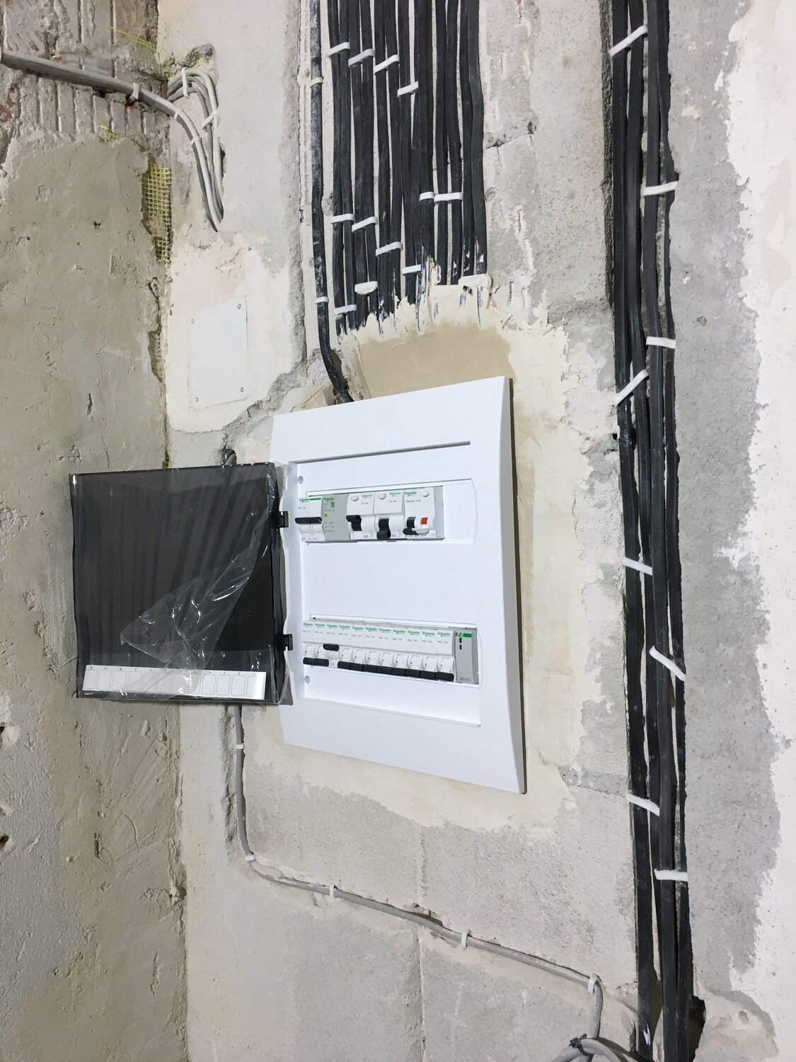 щиток в стене, монтаж щитка в стену, распределительный щиток в квартире, электрический щиток в квартире, электрощиток