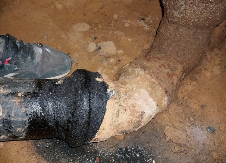 сапоги в грязи, wet wellies boots, чугунная канализационная труба, чугунная канализация, чугунные трубы